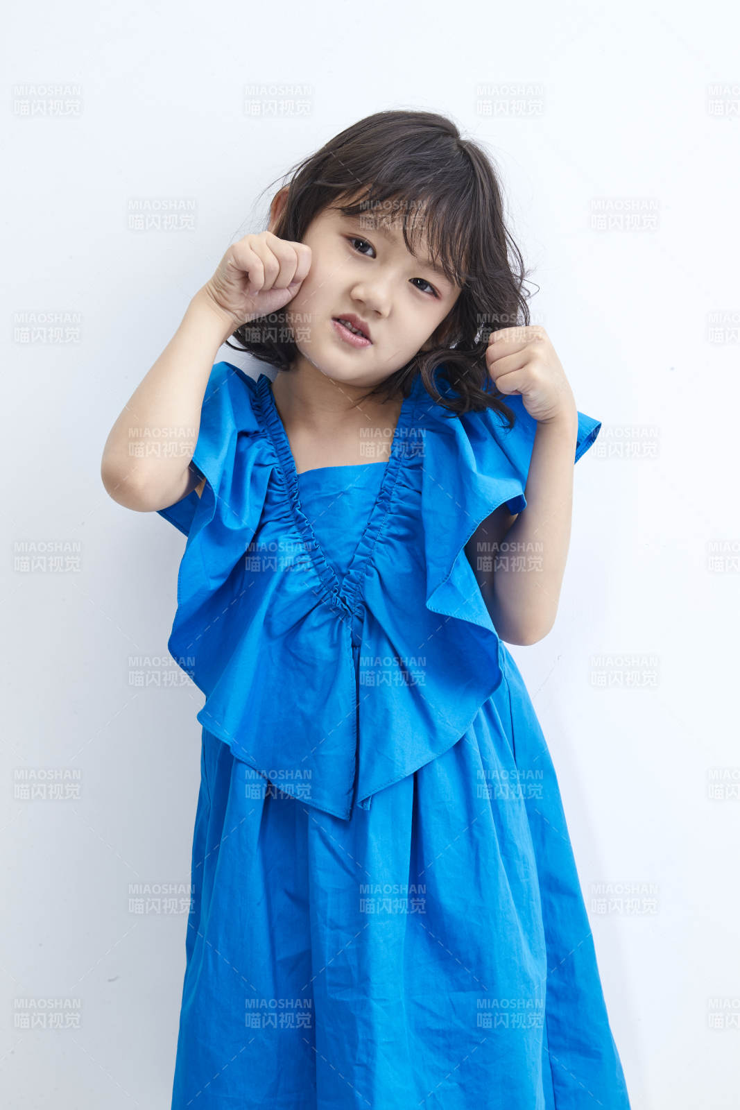 白色色背景的可爱的亚洲小女孩儿童图片