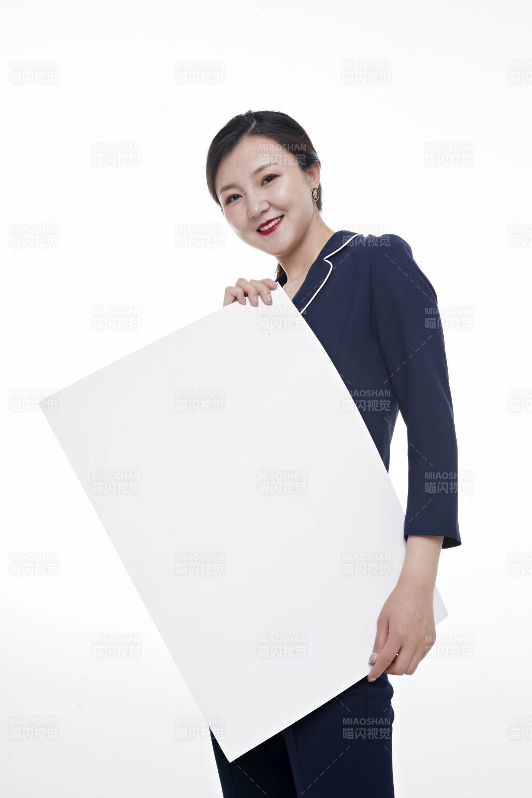 棚拍白色背景的亚洲青年女性商务公关图片