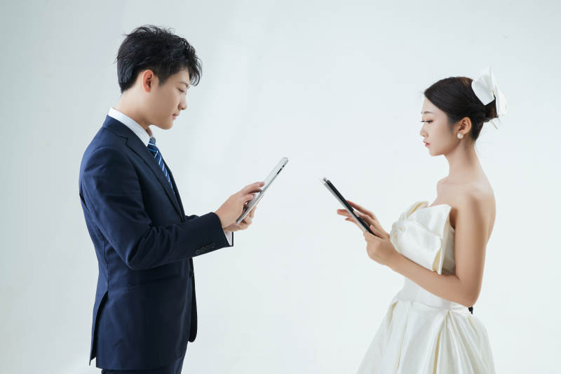 过度使用电子设备而忽略情感的夫妻图片