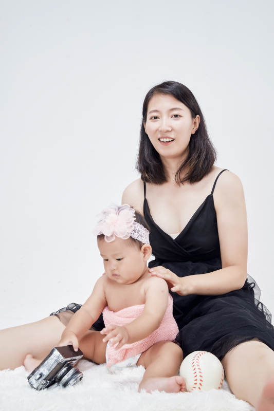 妈妈陪伴宝宝快乐的玩耍图片