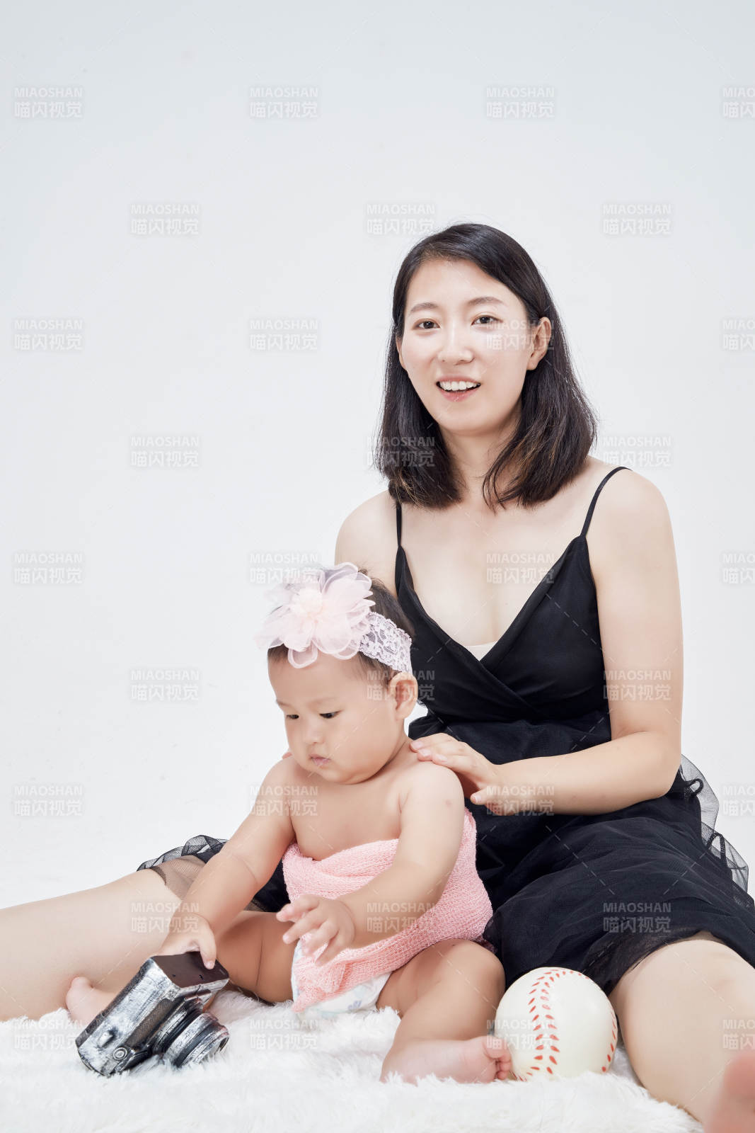 妈妈陪伴宝宝快乐的玩耍图片