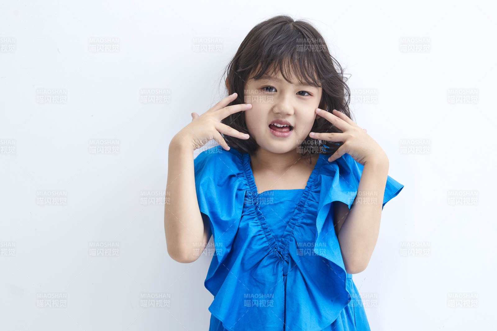 白色色背景的可爱的亚洲小女孩儿童图片