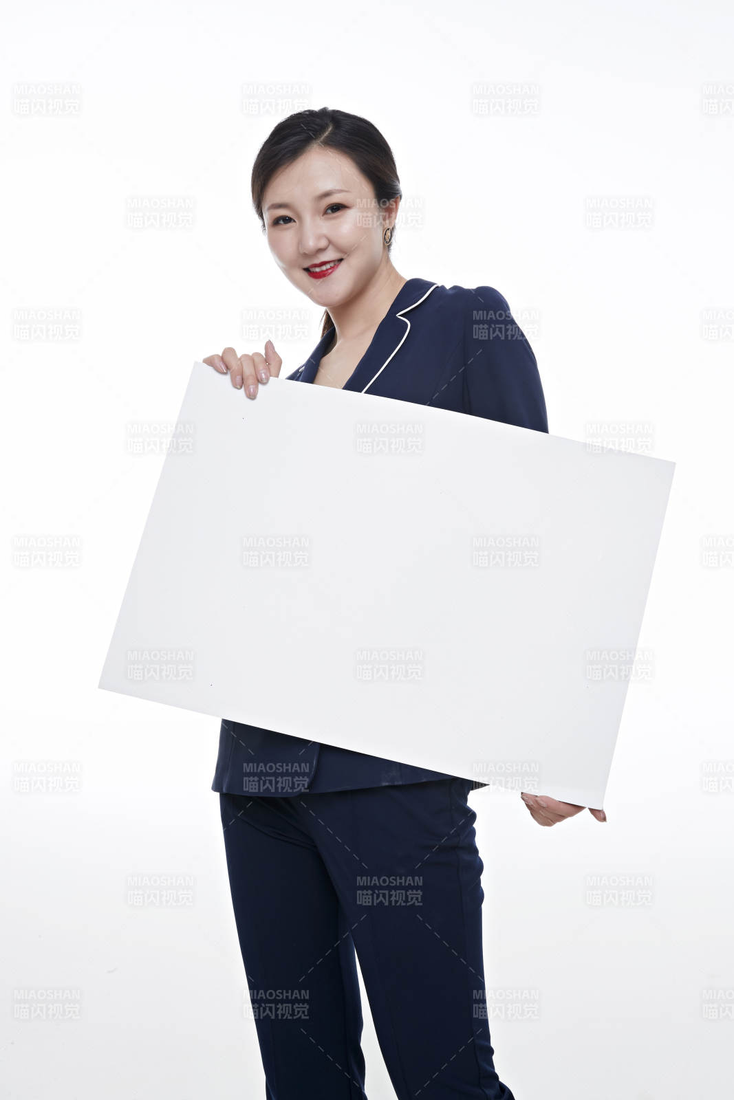 棚拍白色背景的亚洲青年女性商务公关图片