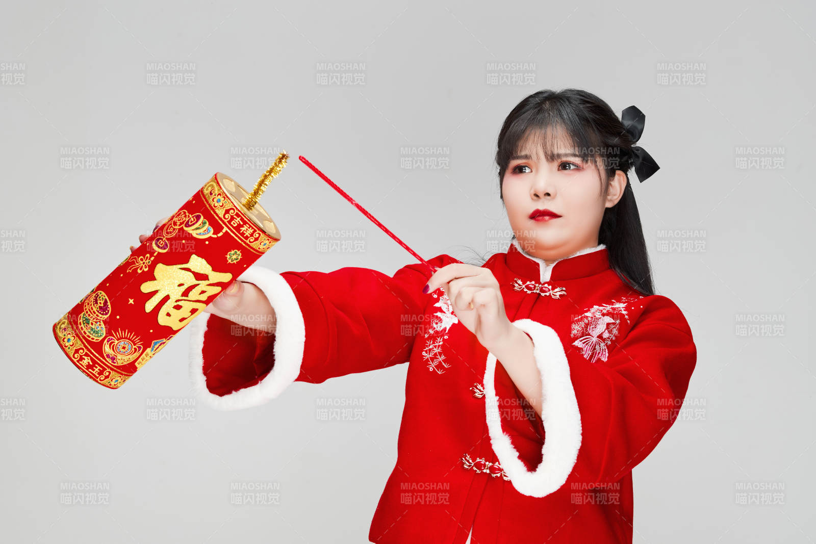 怀抱爆竹身穿喜庆汉服的可爱少女图片