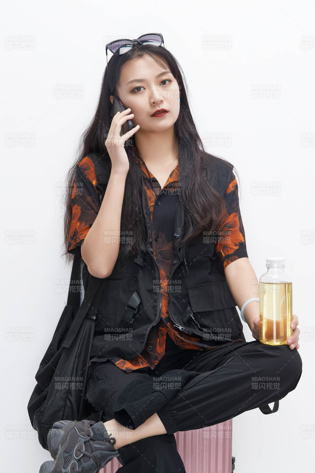 手里拿着手机准备出发的美丽东方女孩图片