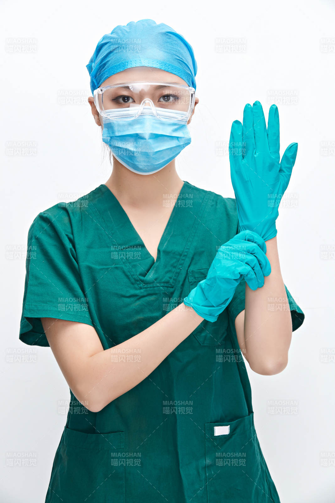 白色背景下的外科手术医疗人员形象图片