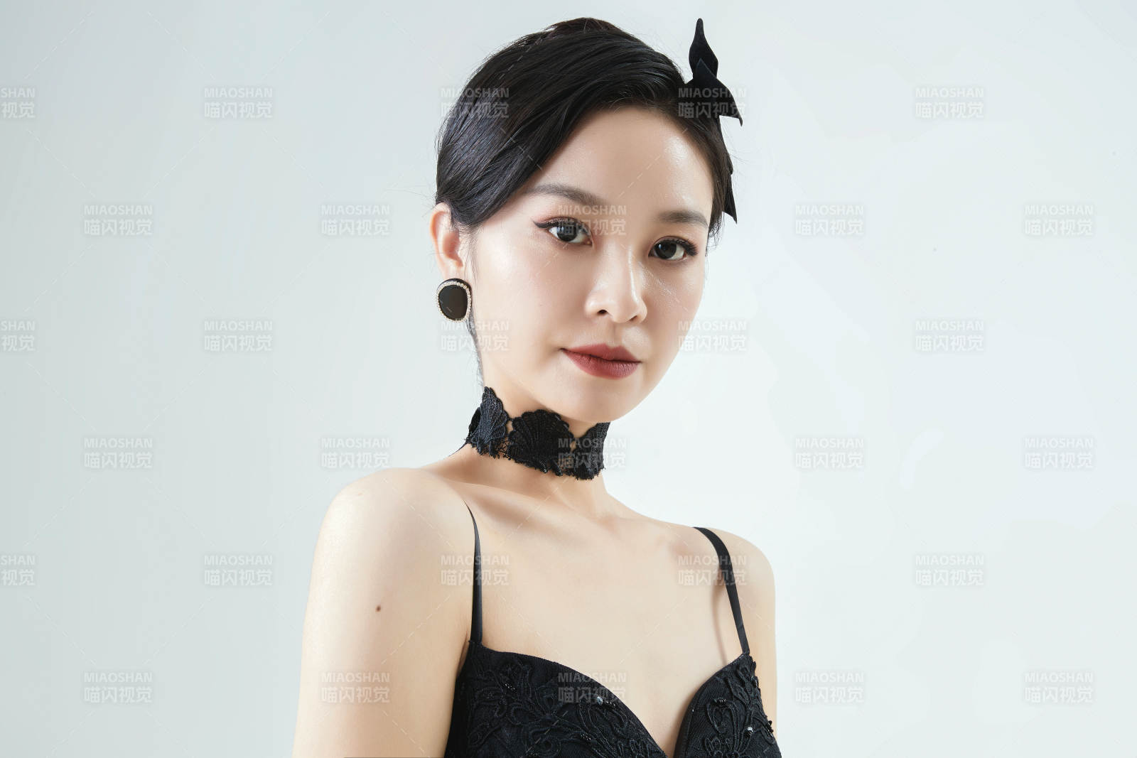 棚拍白色背景下的洁白婚纱新娘美妆图片