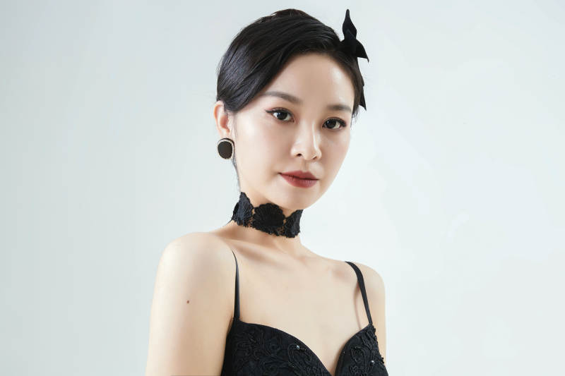 棚拍白色背景下的洁白婚纱新娘美妆图片