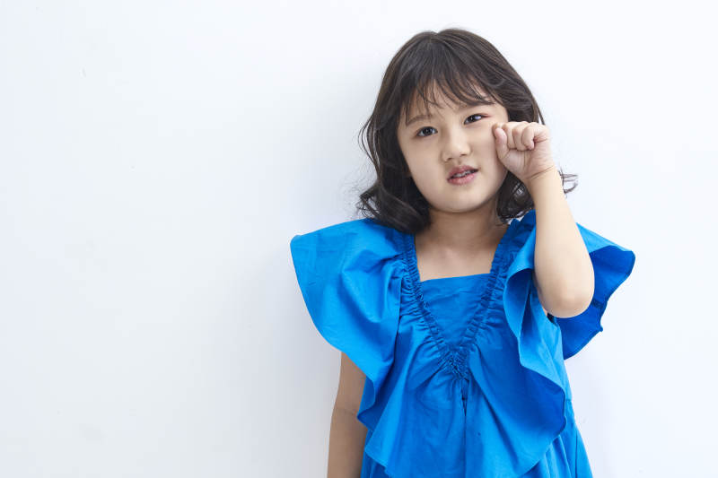 白色色背景的可爱的亚洲小女孩儿童图片