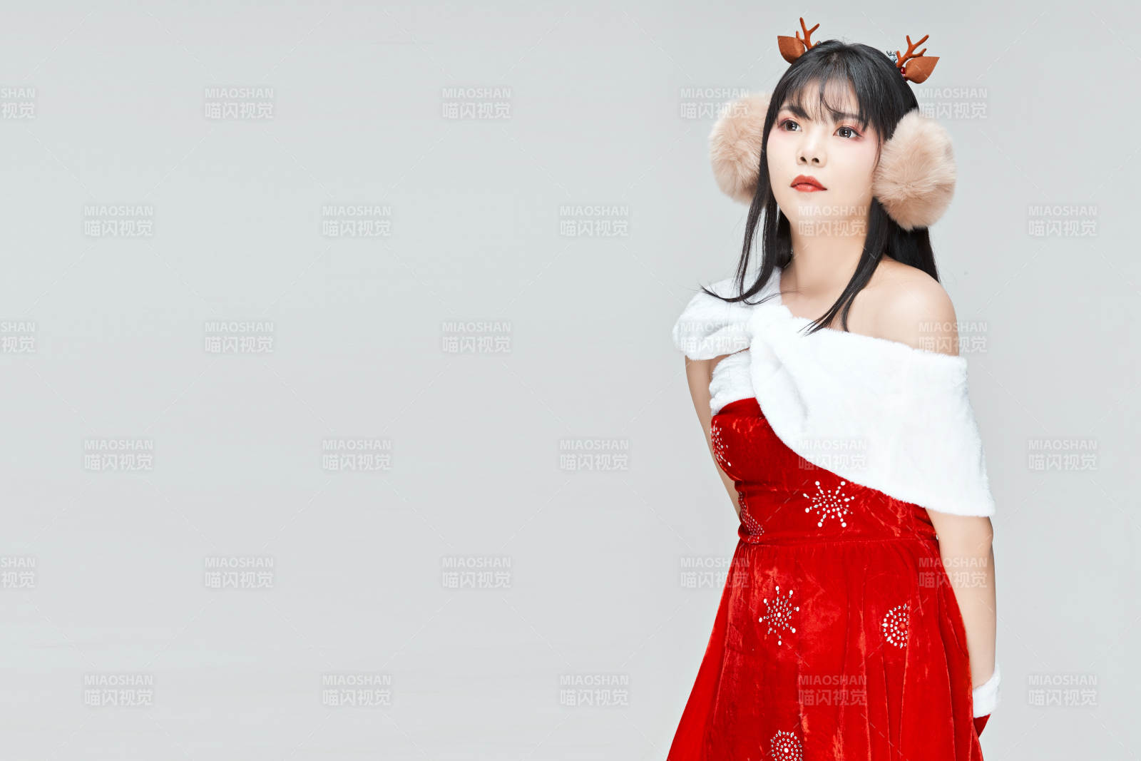 身穿圣诞服饰的性感可爱亚洲少女图片