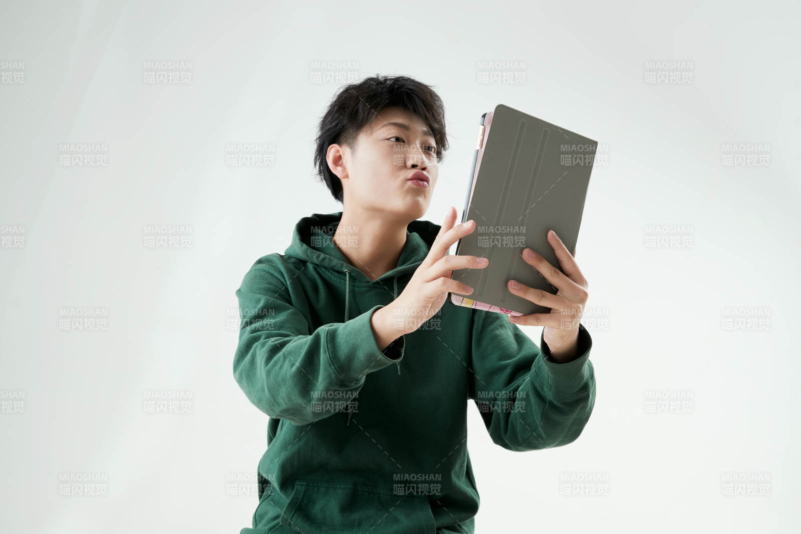 沉浸在网络恋爱世界的青年男子图片