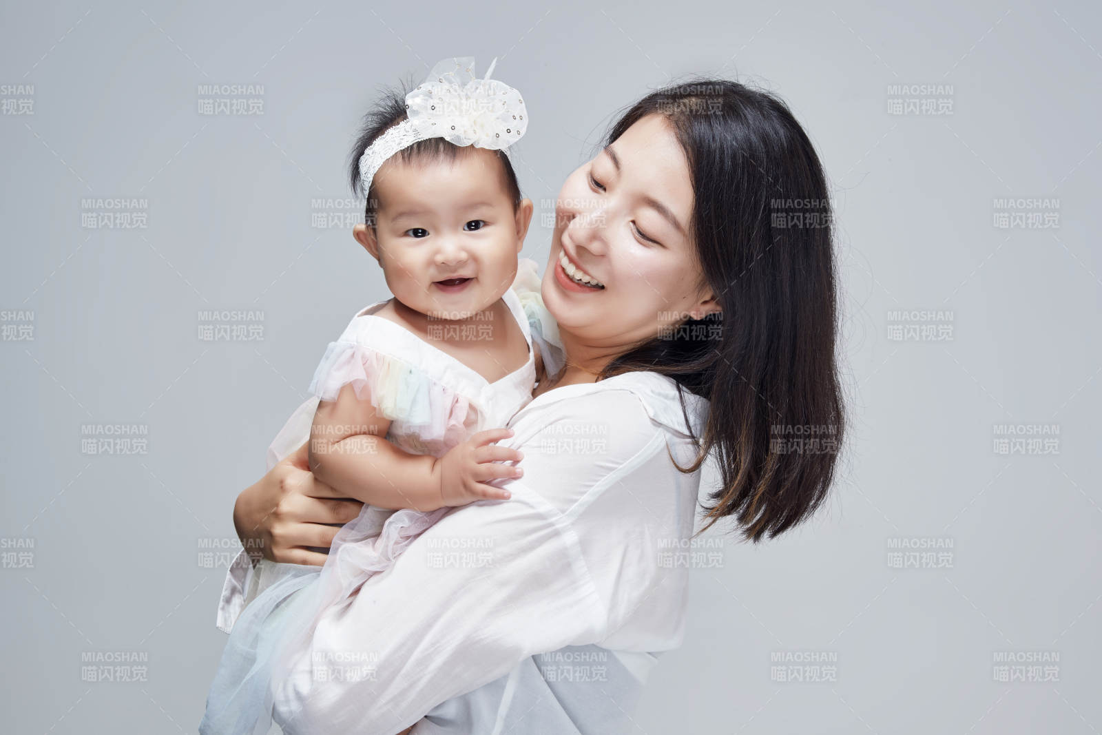 妈妈陪伴宝宝快乐的玩耍图片