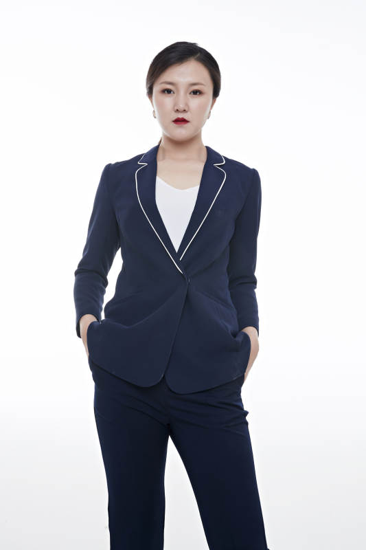 棚拍白色背景的亚洲青年女性商务公关图片