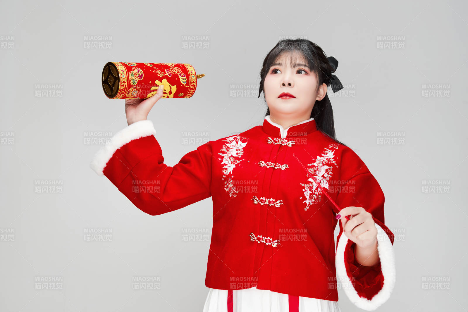 怀抱爆竹身穿喜庆汉服的可爱少女图片