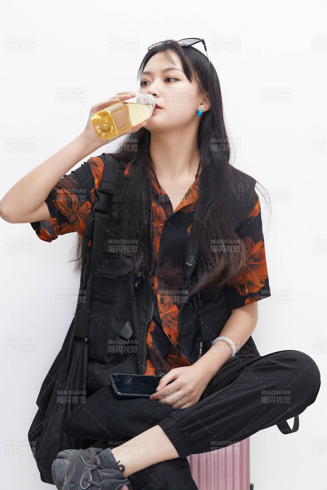 白色背景下准备出发旅行的美丽东方女大学生图片