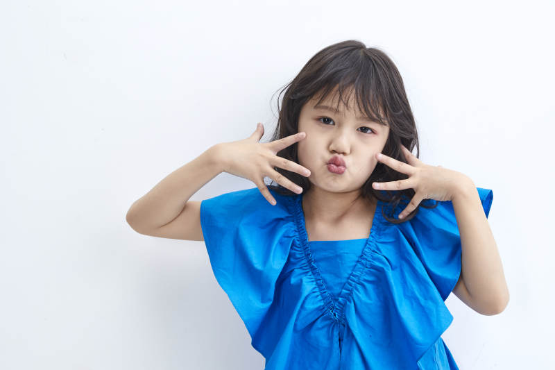 白色色背景的可爱的亚洲小女孩儿童图片