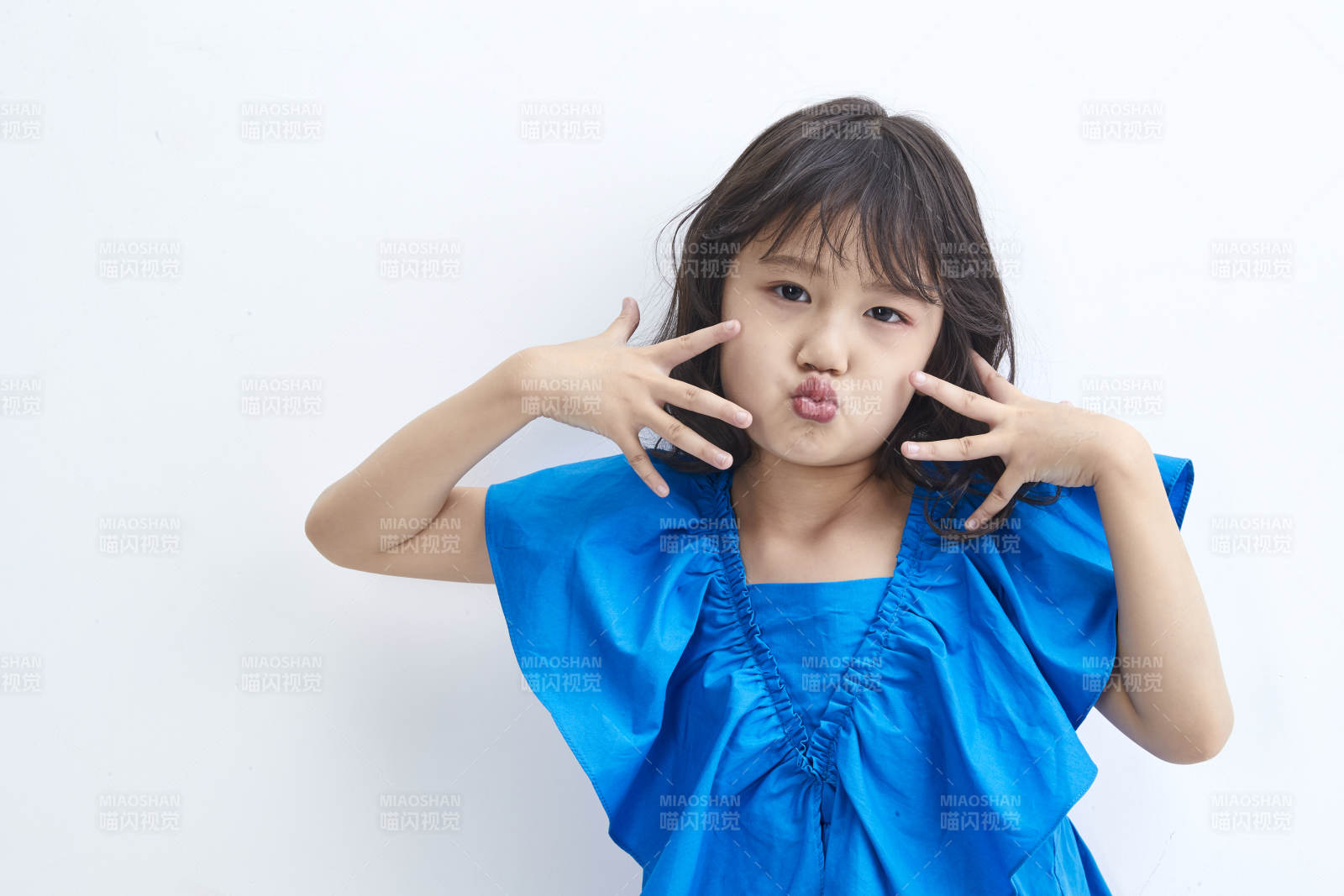 白色色背景的可爱的亚洲小女孩儿童图片