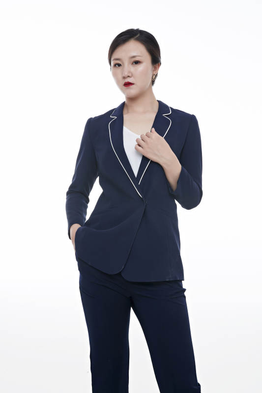 棚拍白色背景的亚洲青年女性商务公关图片