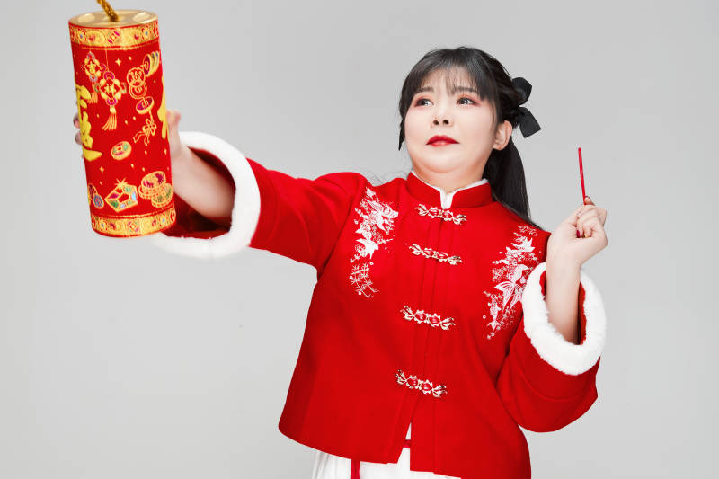 怀抱爆竹身穿喜庆汉服的可爱少女图片