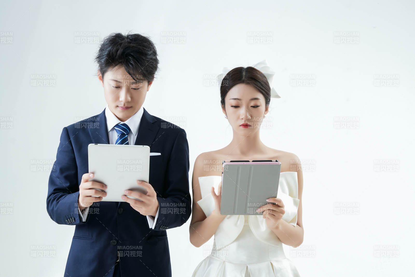 过度使用电子设备而忽略情感的夫妻图片