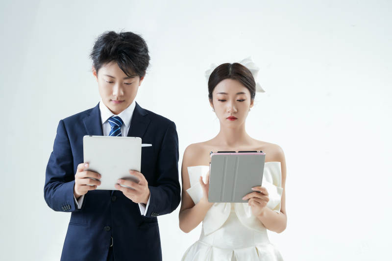 过度使用电子设备而忽略情感的夫妻图片