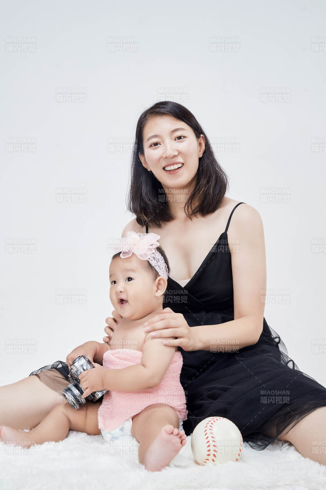 妈妈陪伴宝宝快乐的玩耍图片