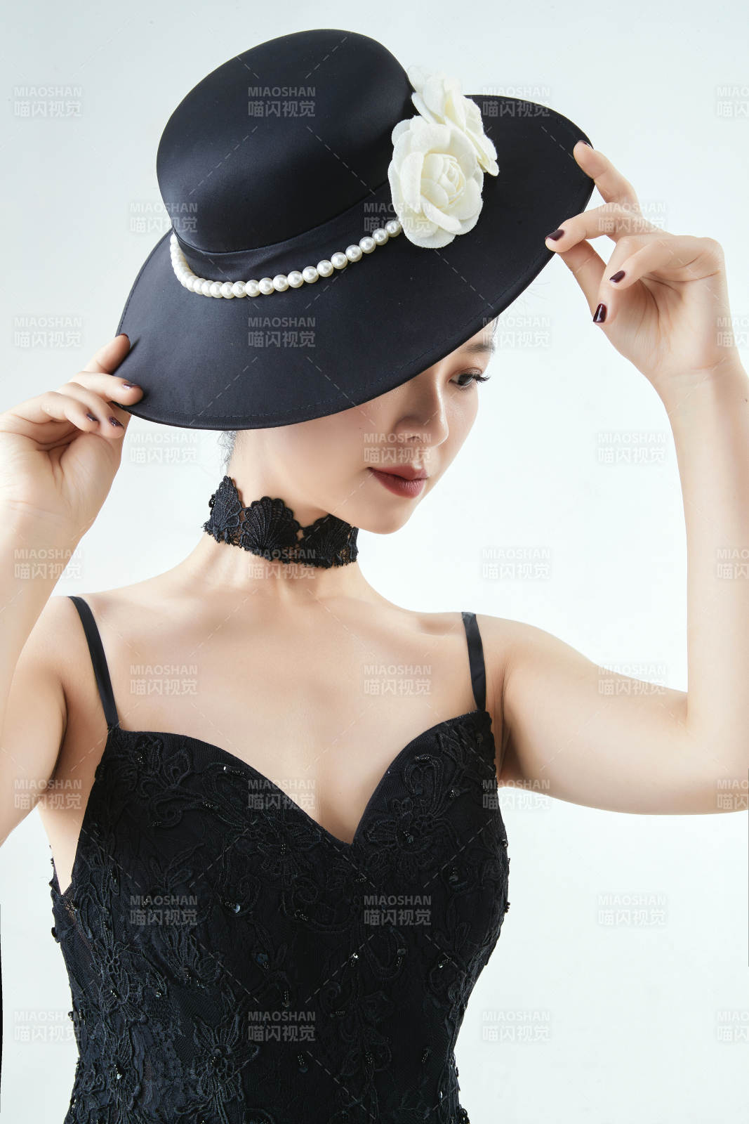 棚拍白色背景下的洁白婚纱新娘美妆图片