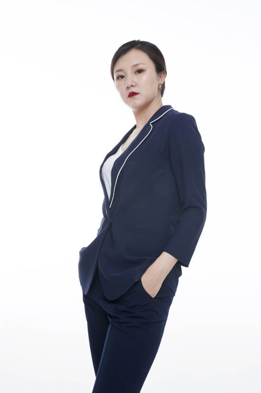 棚拍白色背景的亚洲青年女性商务公关图片