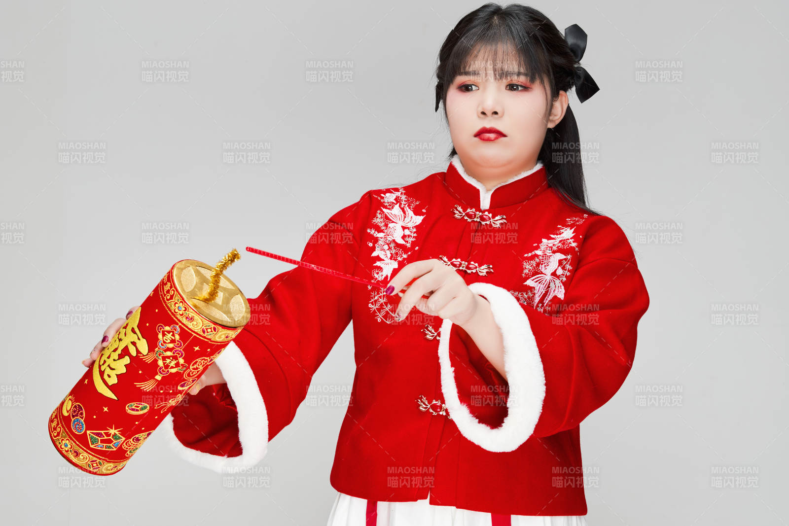 怀抱爆竹身穿喜庆汉服的可爱少女图片