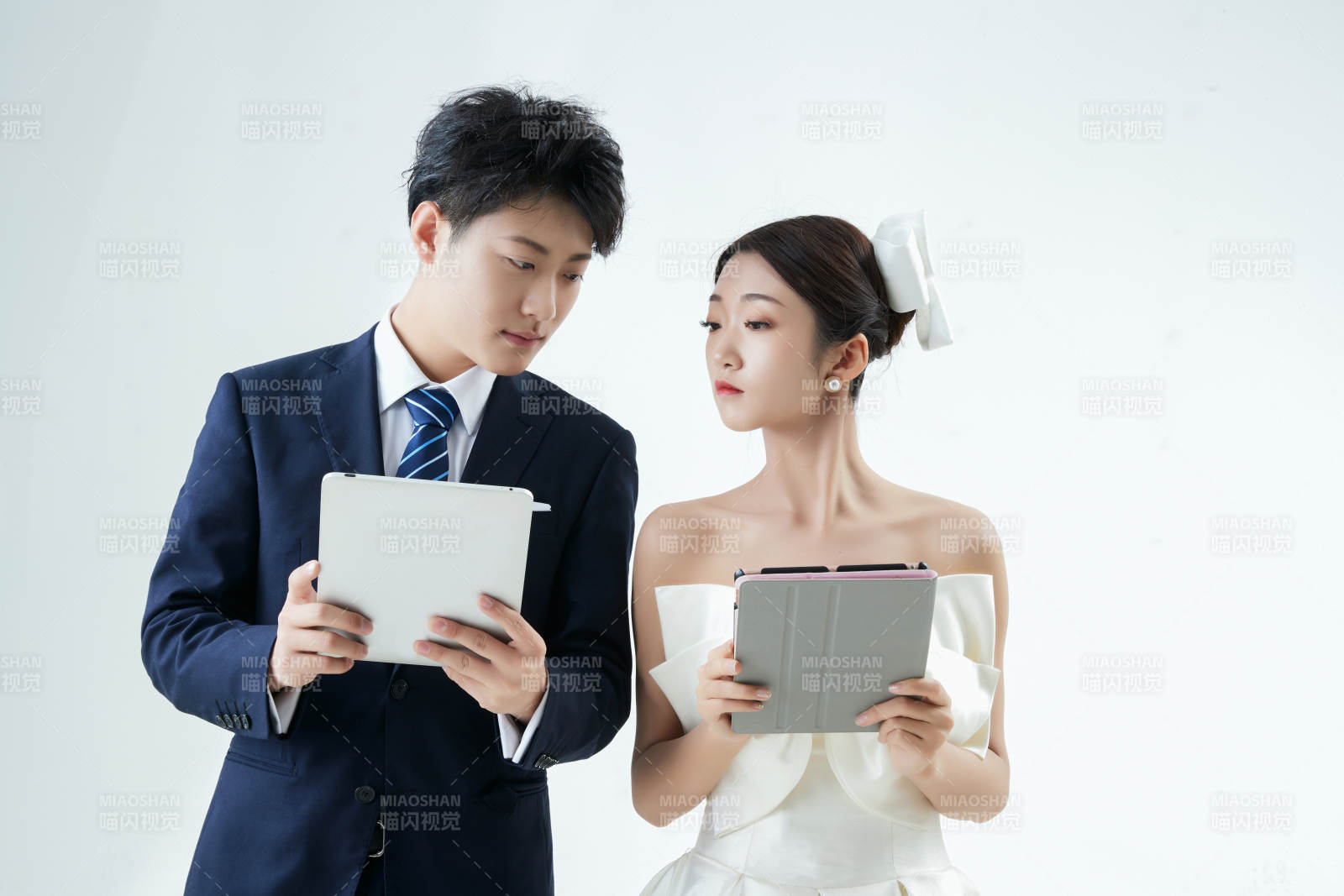 过度使用电子设备而忽略情感的夫妻图片