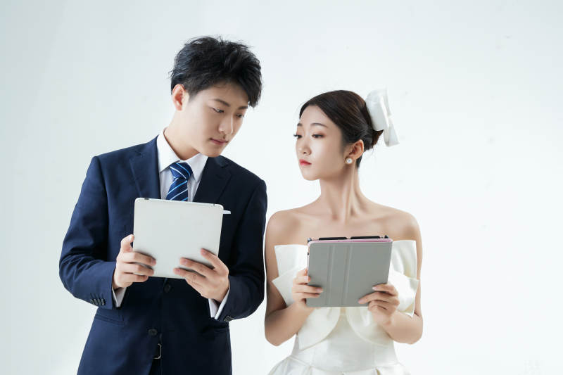 过度使用电子设备而忽略情感的夫妻图片