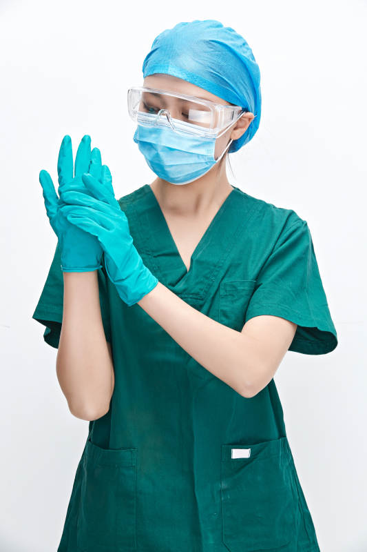 白色背景下的外科手术医疗人员形象图片