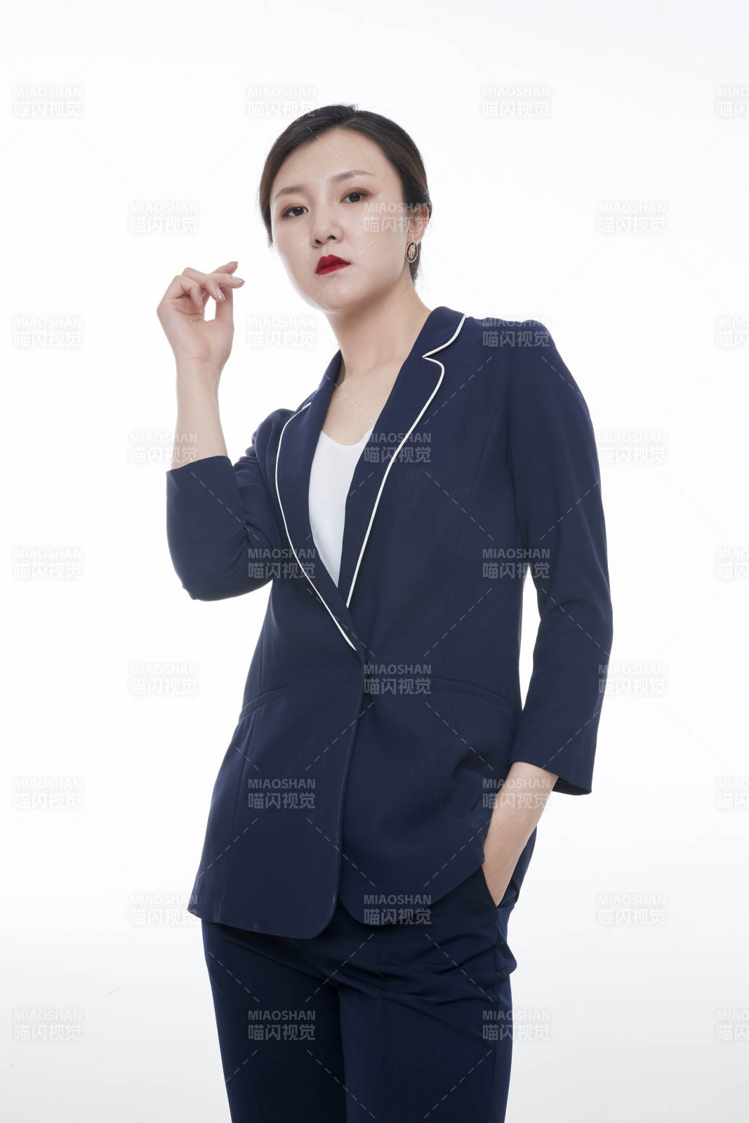 棚拍白色背景的亚洲青年女性商务公关图片