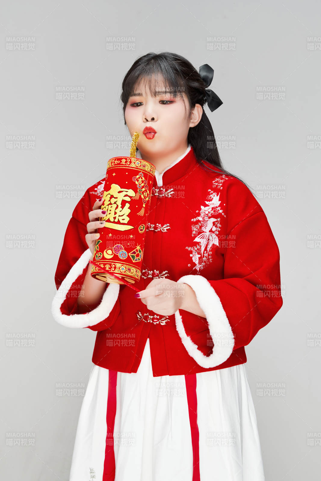 怀抱爆竹身穿喜庆汉服的可爱少女图片