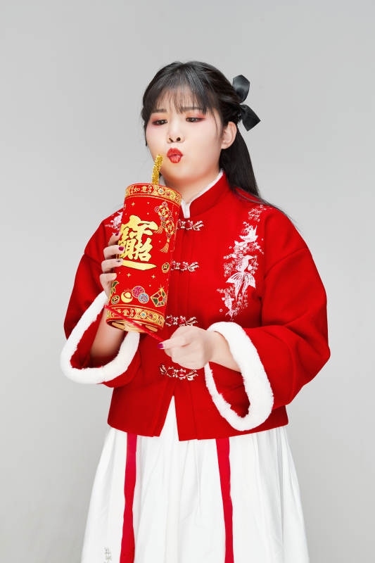 怀抱爆竹身穿喜庆汉服的可爱少女图片
