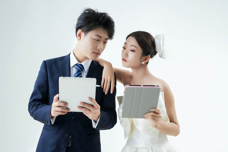 过度使用电子设备而忽略情感的夫妻图片