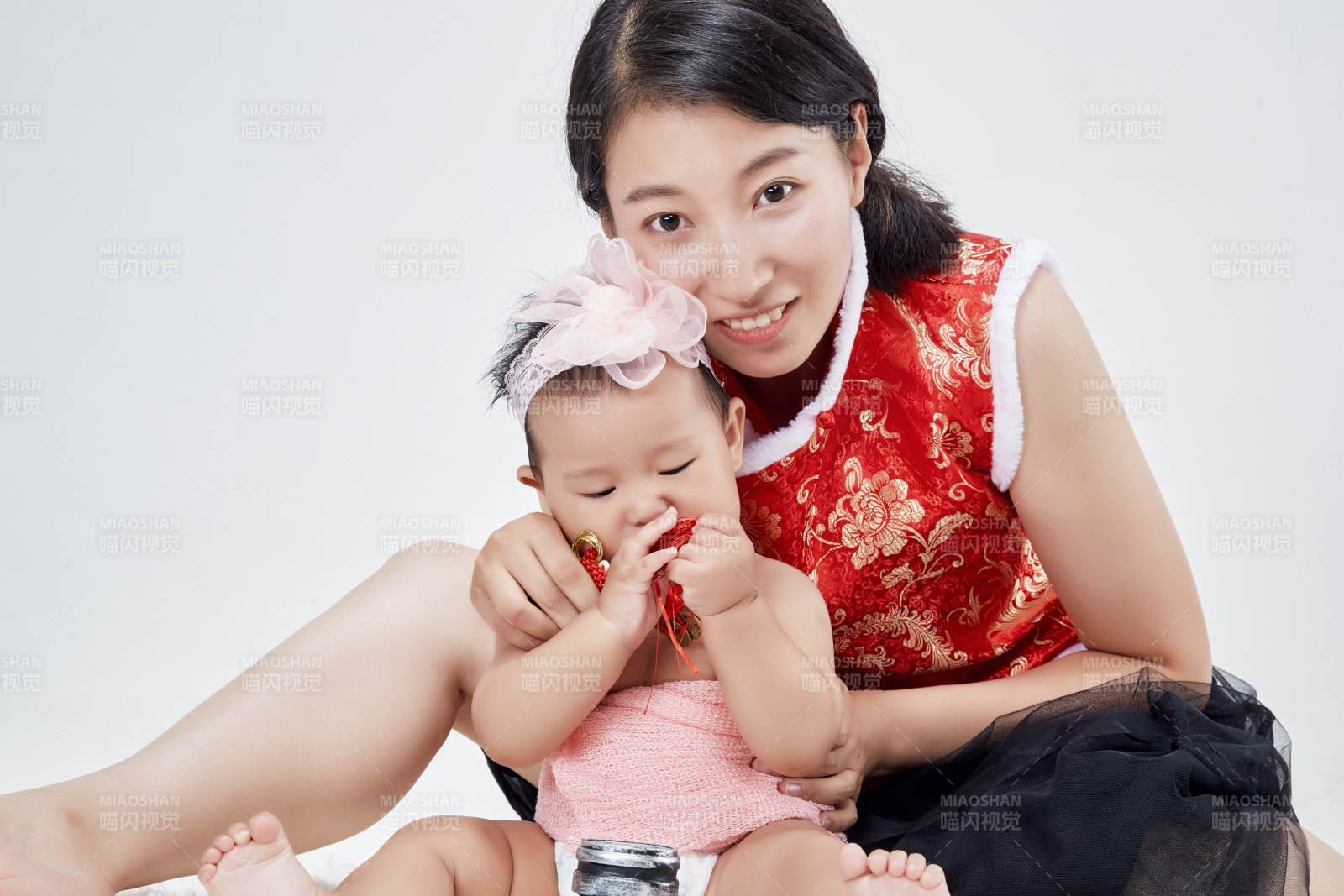 妈妈陪伴宝宝快乐的玩耍图片