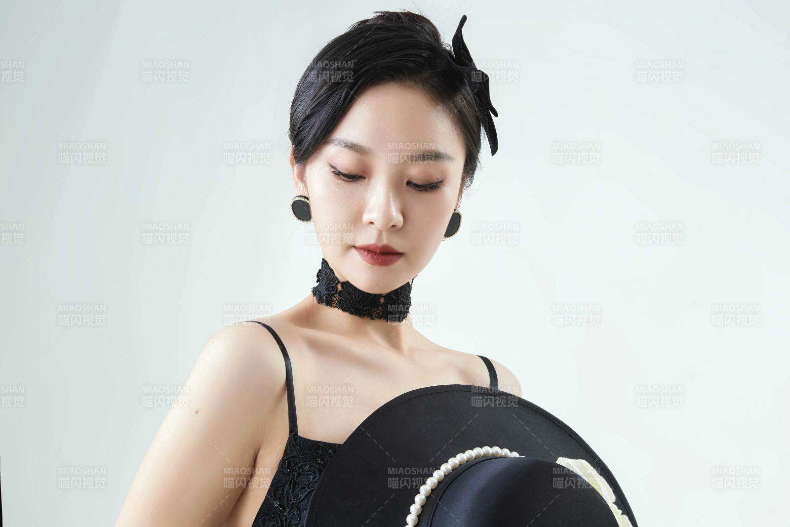 棚拍白色背景下的洁白婚纱新娘美妆图片