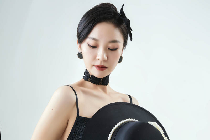 棚拍白色背景下的洁白婚纱新娘美妆图片