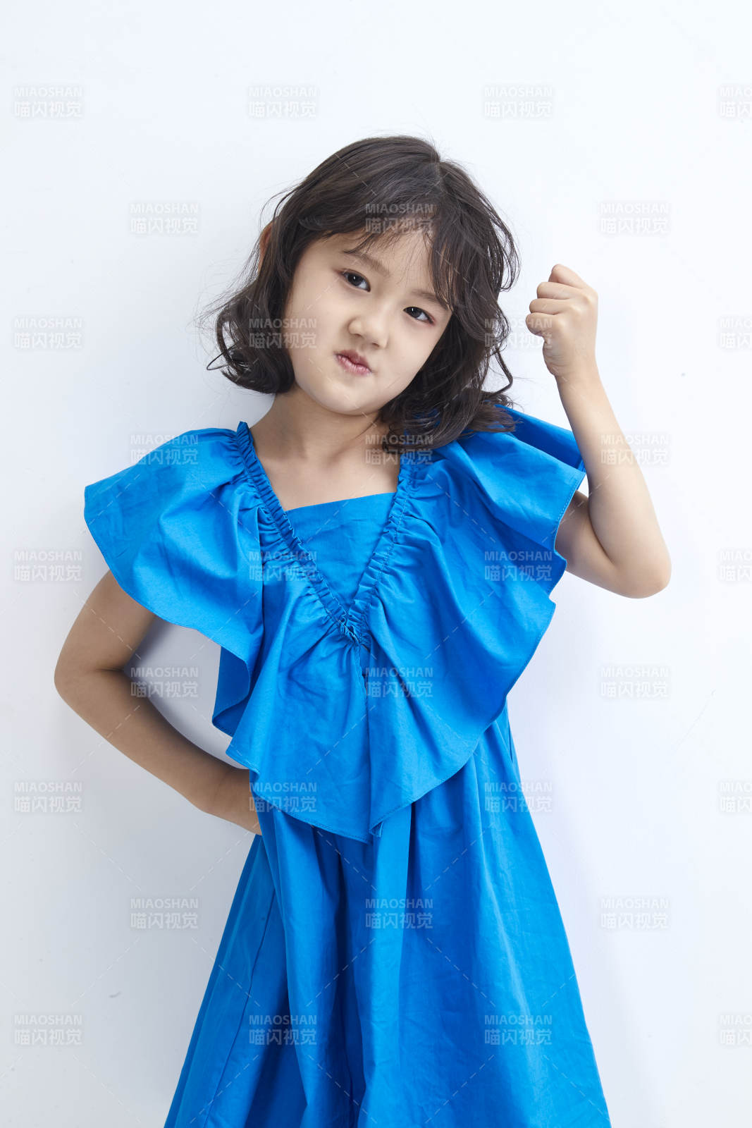 白色色背景的可爱的亚洲小女孩儿童图片