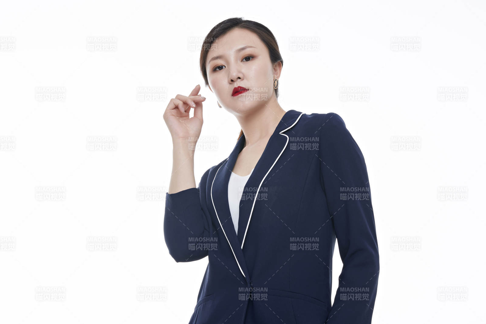 棚拍白色背景的亚洲青年女性商务公关图片