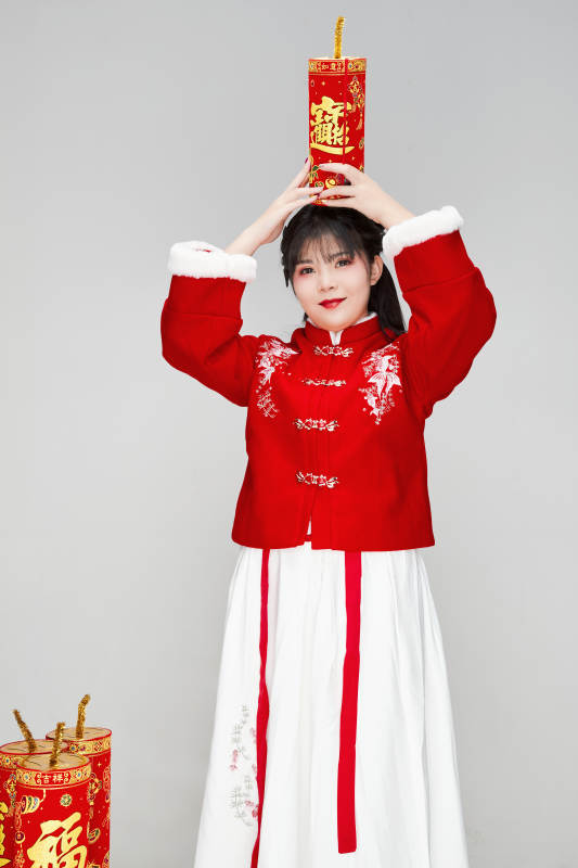 怀抱爆竹身穿喜庆汉服的可爱少女图片
