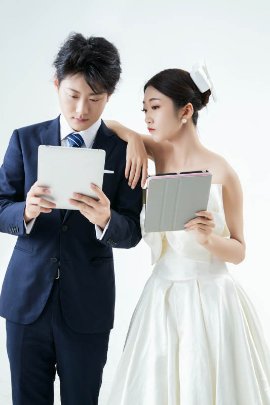 过度使用电子设备而忽略情感的夫妻图片