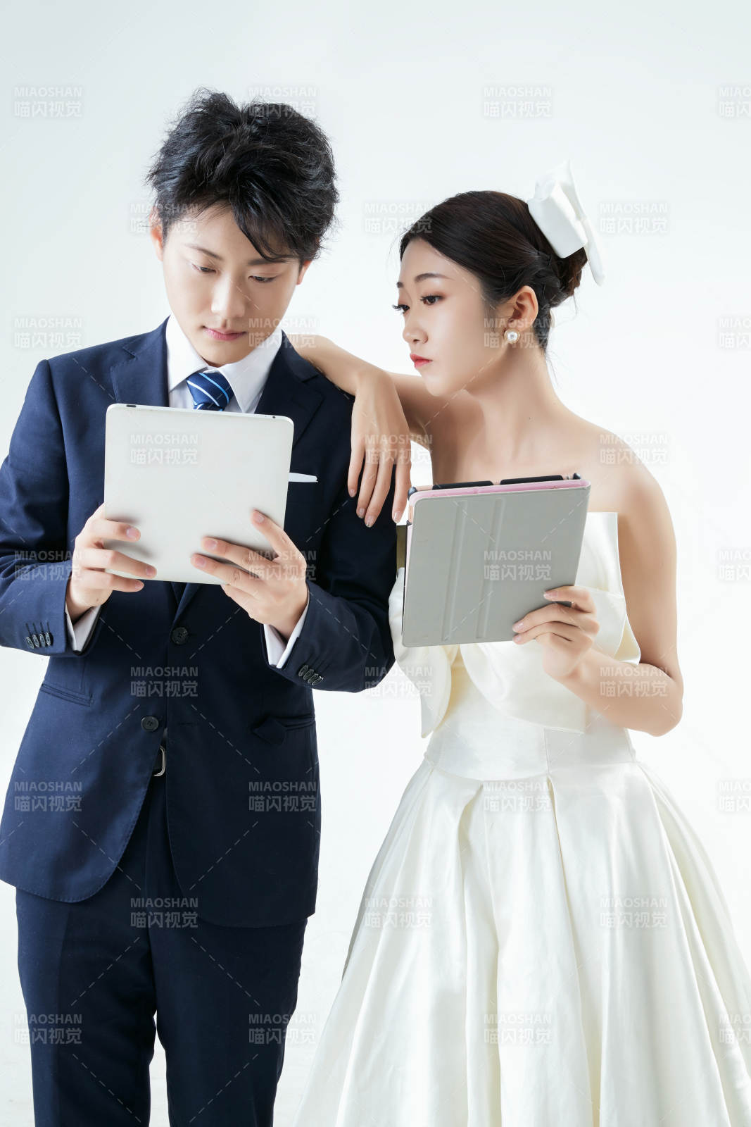 过度使用电子设备而忽略情感的夫妻图片