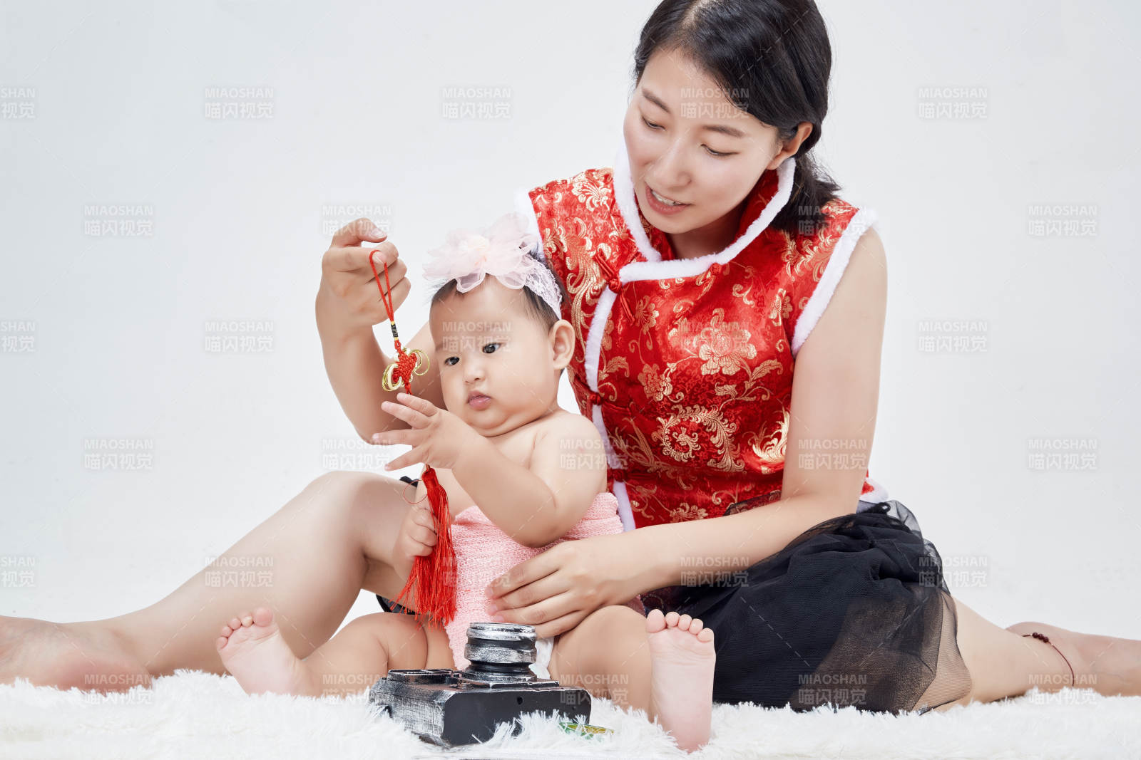 妈妈陪伴宝宝快乐的玩耍图片