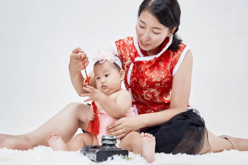 妈妈陪伴宝宝快乐的玩耍图片