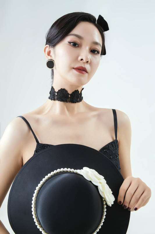 棚拍白色背景下的洁白婚纱新娘美妆图片