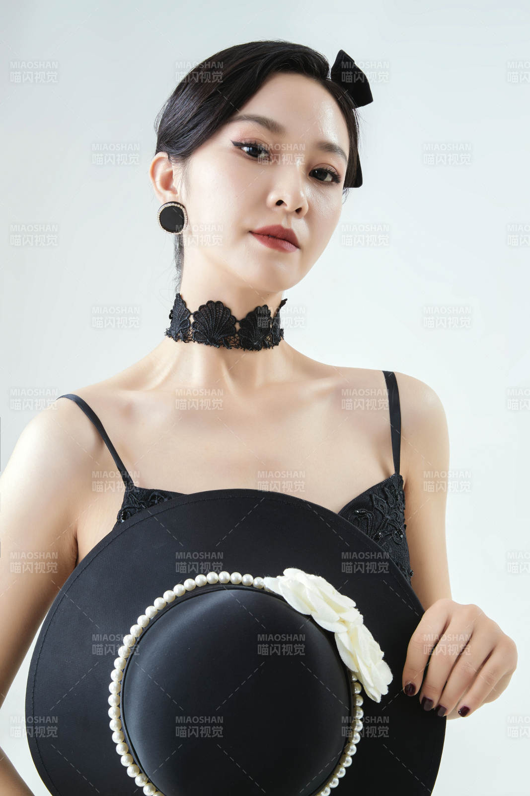 棚拍白色背景下的洁白婚纱新娘美妆图片