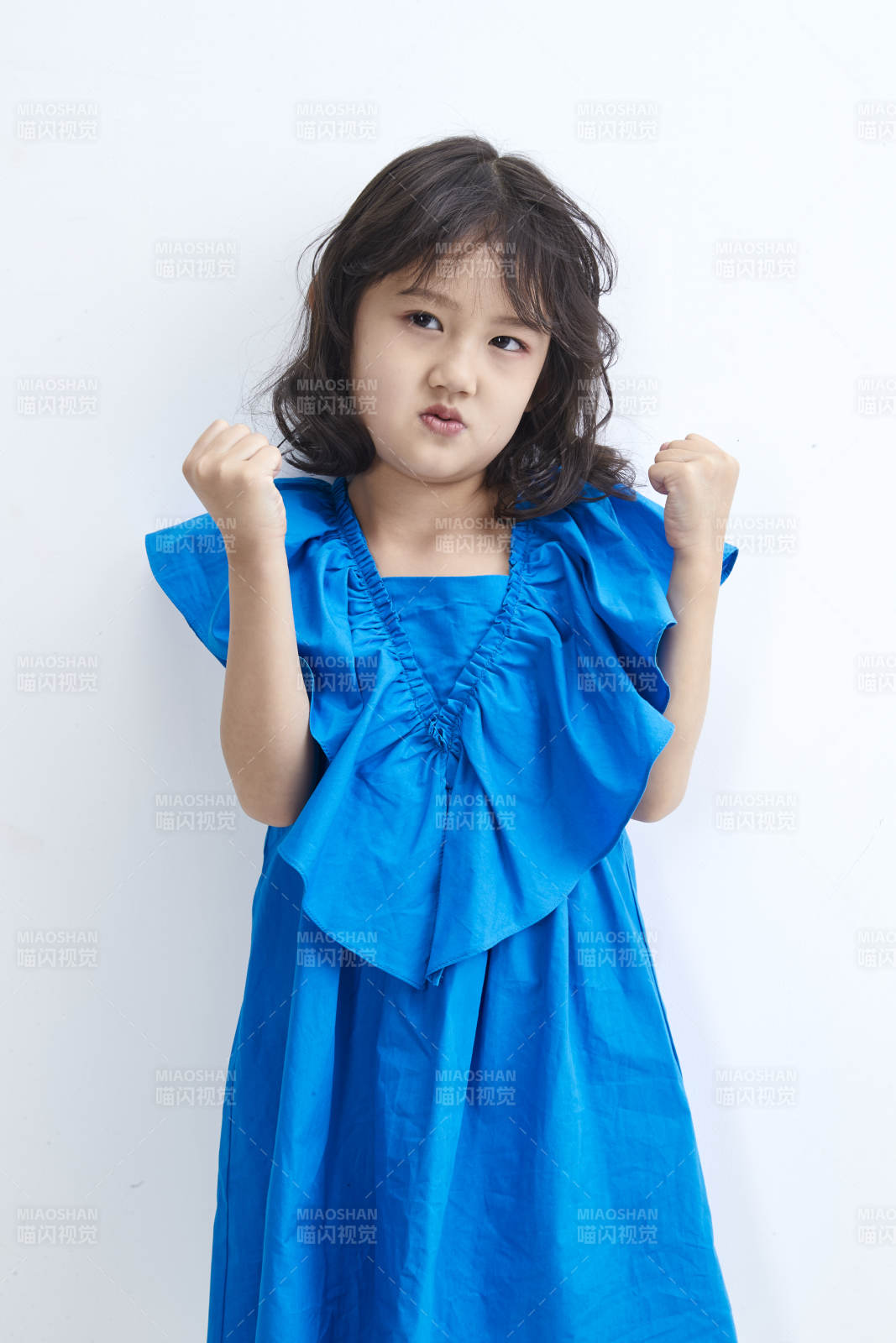 白色色背景的可爱的亚洲小女孩儿童图片