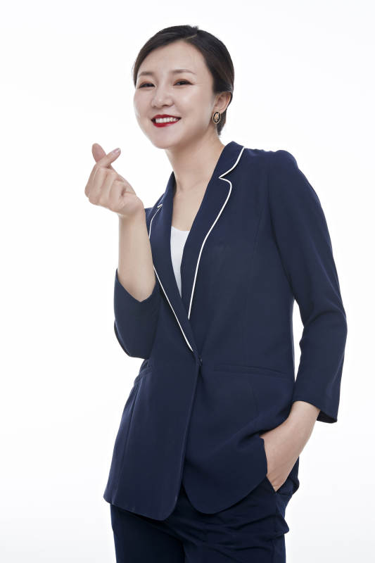 棚拍白色背景的亚洲青年女性商务公关图片